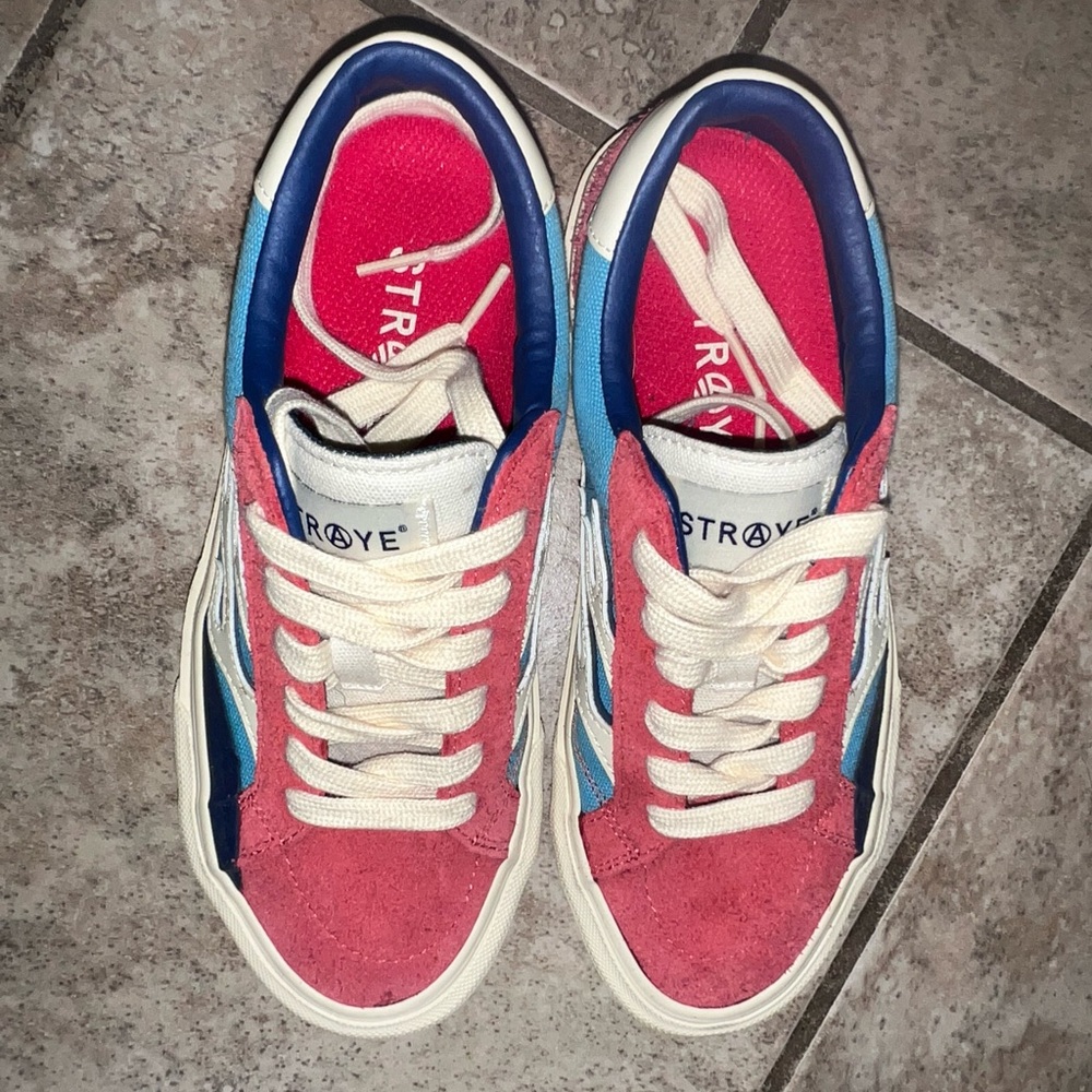 STRAYE sneakers
